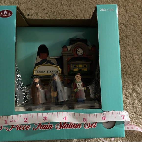 6 piece train station Christmas village set - Picture 3 of 6